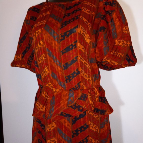 peplum, crew-neck, rust crepe printed dress, vintage from late 1970s-early 1980s - Picture 2 of 15
